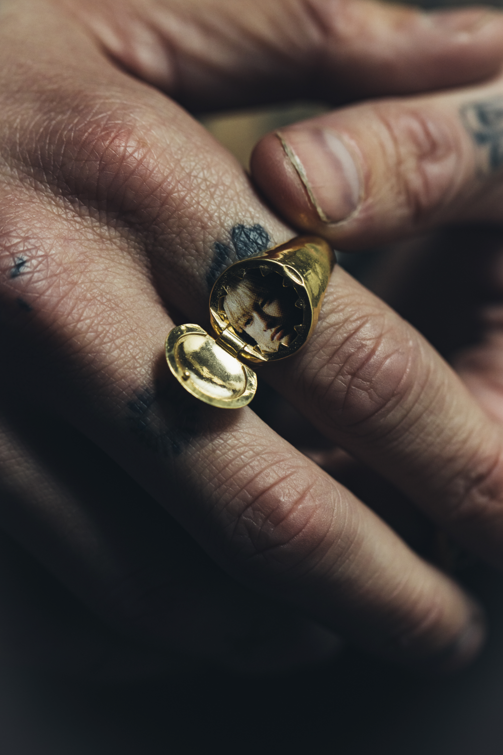 Memento Locket Signet Ring Gold