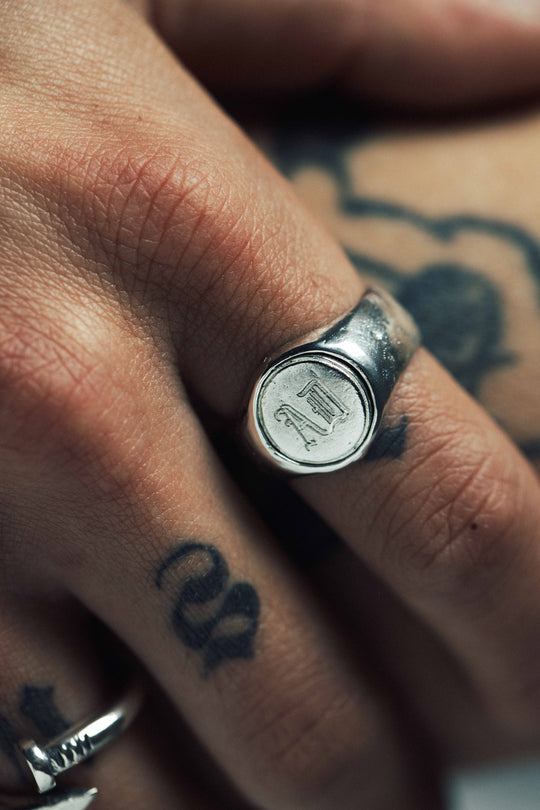 Revolve Signet